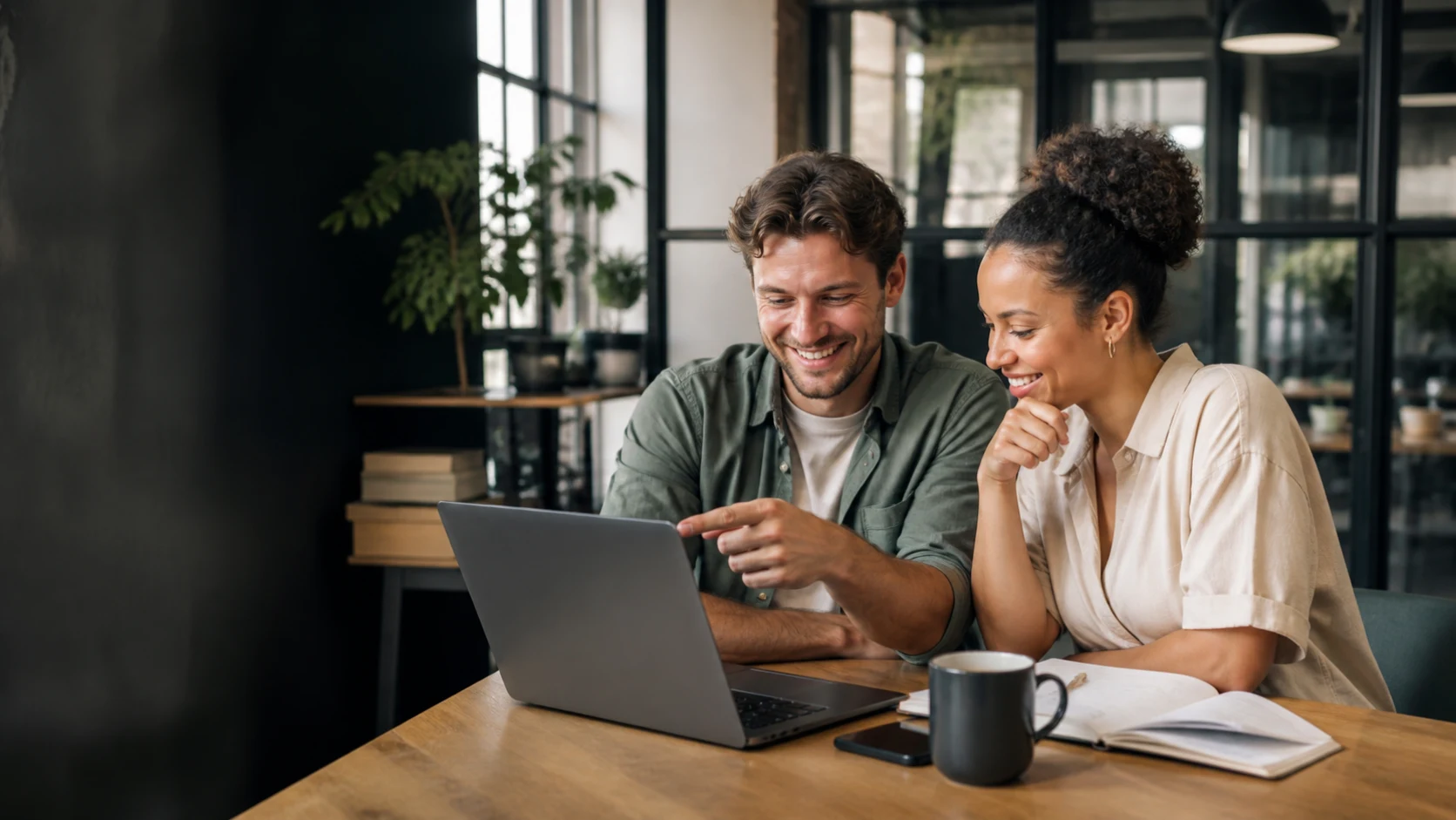 Twee marketeers bespreken de groeicijfers op hun laptop